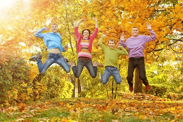 Rodina v podzimním lese — Stock fotografie