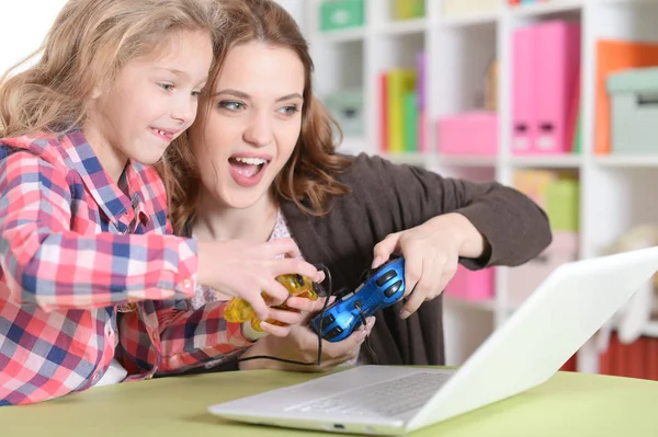 Madre e figlia giocare sul computer portatile — Foto Stock