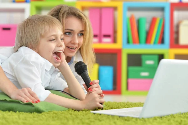 Mother and son singing karaok — Stock Photo, Image