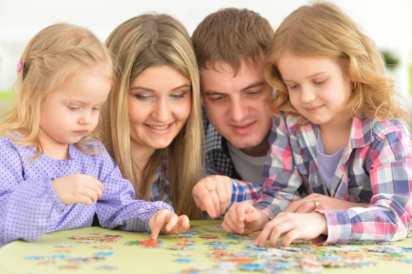 Ouders spelen met dochters — Stockfoto