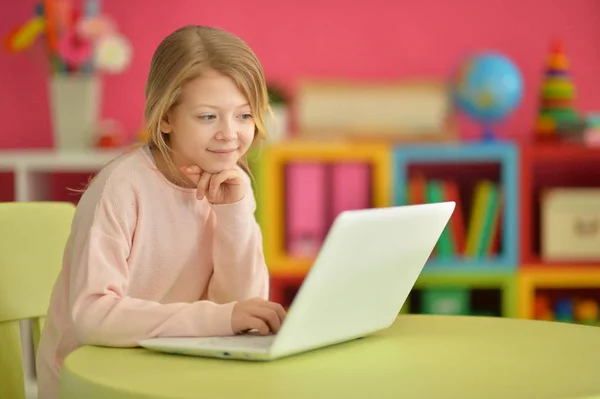 Menina usando laptop moderno — Fotografia de Stock