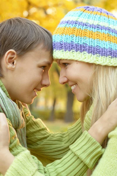 Mãe com filho no parque de outono — Fotografia de Stock