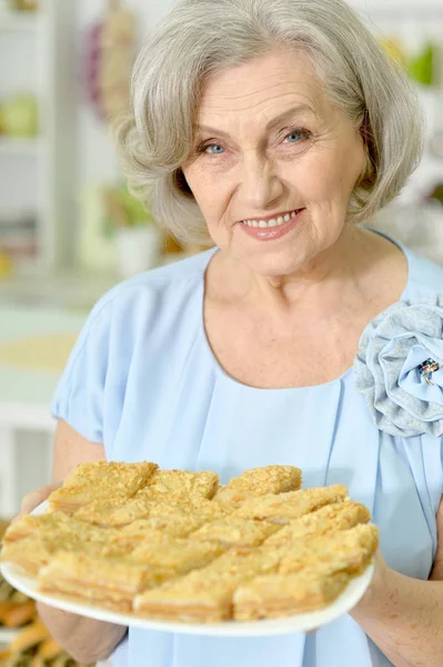 Senior vrouw met heerlijke koekjes — Stockfoto