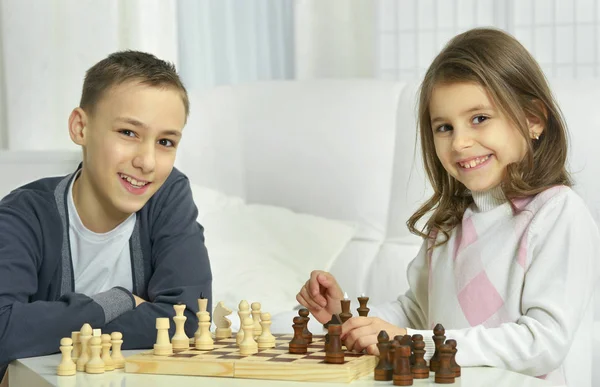 Irmão e irmã jogando xadrez — Fotografia de Stock