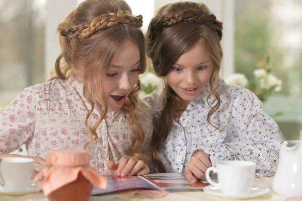 Chicas leyendo revista — Foto de Stock