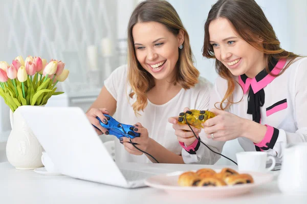 Unga kvinnor spelar dataspel — Stockfoto