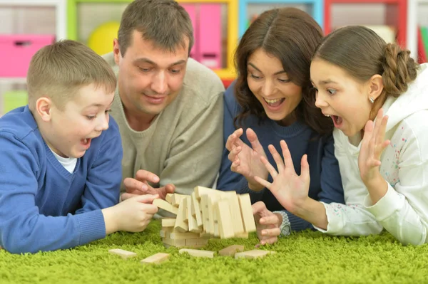 両親と子供の木のブロックで遊んで — ストック写真