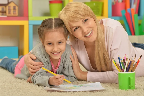 Madre e figlia che disegnano con matite — Foto Stock