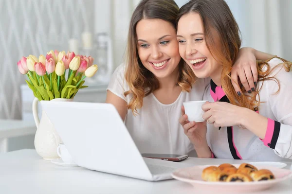 Mulheres jovens olhando para laptop — Fotografia de Stock