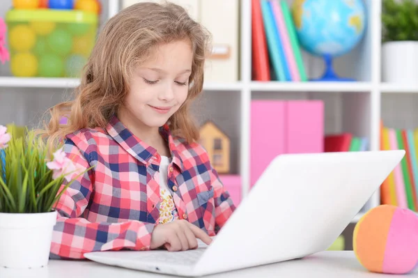 Meisje met behulp van moderne laptop — Stockfoto