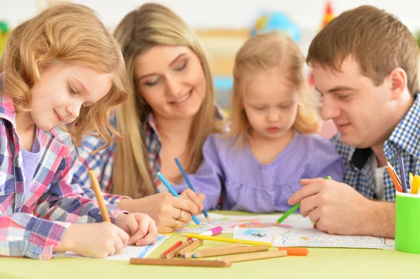 Parents with daughters drawing with pencils — Stock Photo, Image