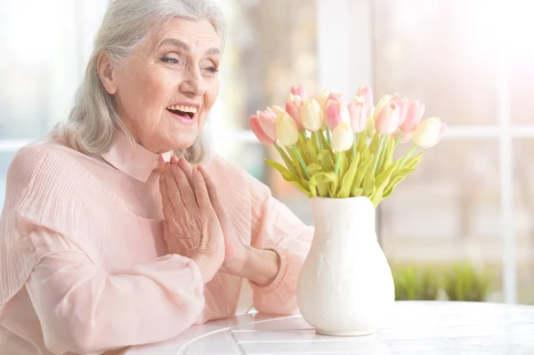 Mooie senior vrouw — Stockfoto