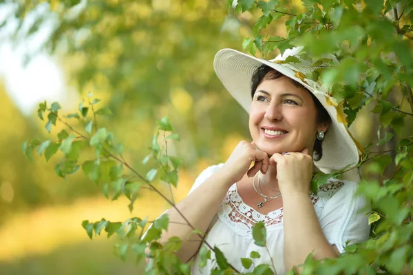 Schöne Frau mit Hut — Stockfoto