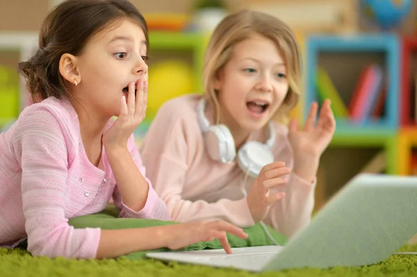 Små flickor som använder bärbar dator — Stockfoto