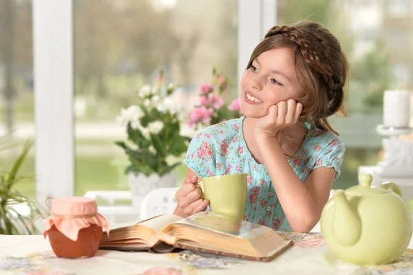 Meisje drinkt thee — Stockfoto