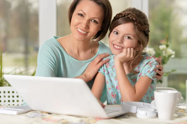Mãe e filha usando laptop — Fotografia de Stock