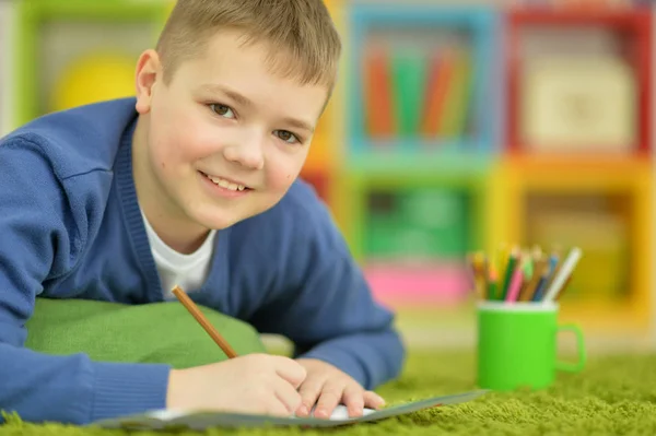 Niño pequeño dibujo con lápiz — Foto de Stock