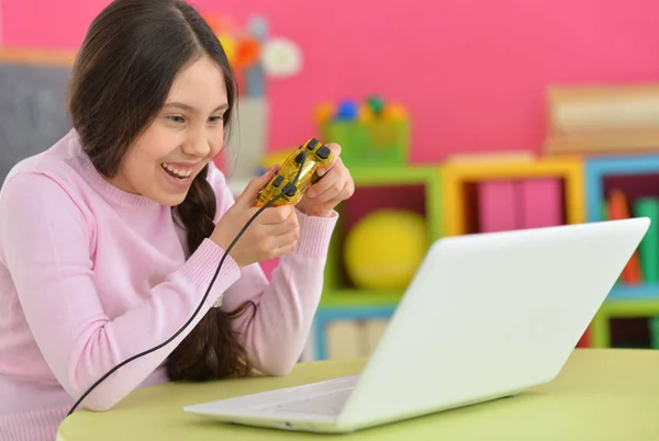 Dívka si hraje počítačové hry — Stock fotografie