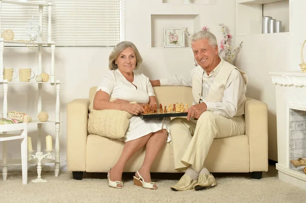 Senior par spelar schack — Stockfoto