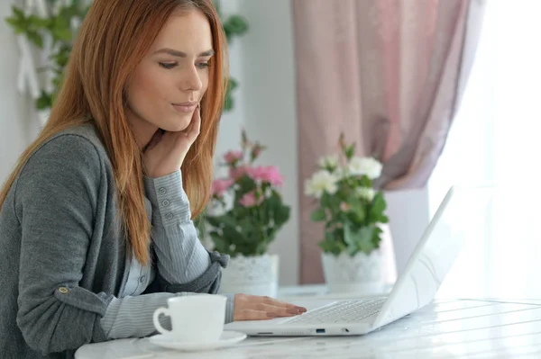 Mulher usando laptop — Fotografia de Stock