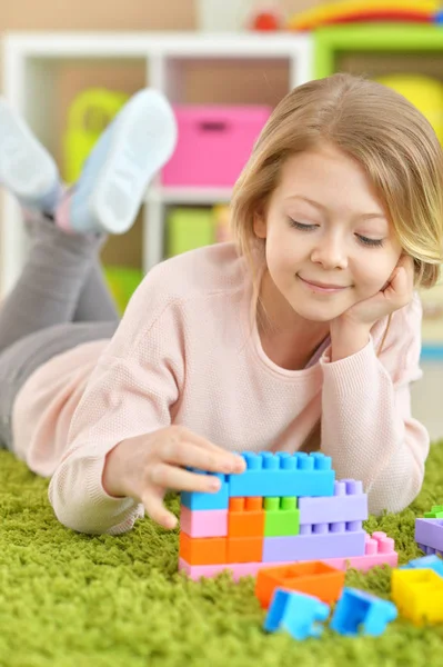 Κορίτσι που παίζει με πλαστικά μπλοκ — Φωτογραφία Αρχείου