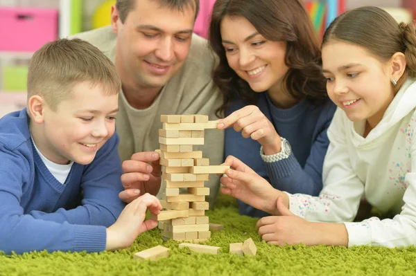 Ouders en kinderen spelen met houten blokken — Stockfoto