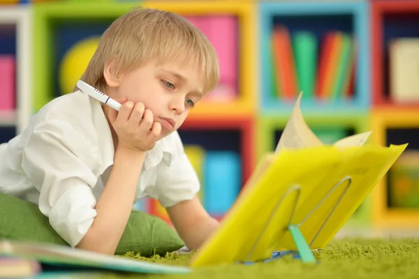 Jongen doet huiswerk — Stockfoto