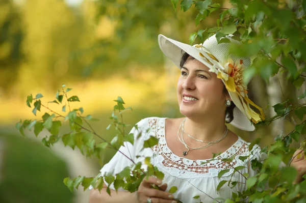 Vacker kvinna i hatt — Stockfoto