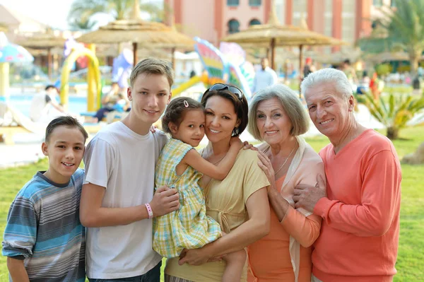 Lycklig familj på resort — Stockfoto