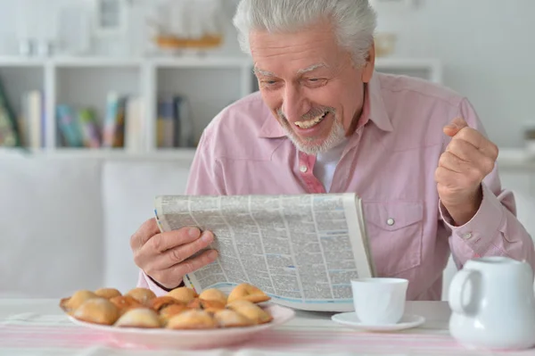 Senior man läser tidningen — Stockfoto