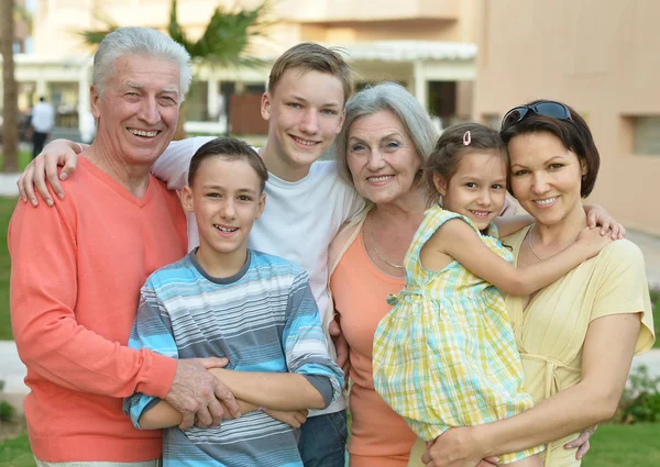 Glückliche Familie im Resort — Stockfoto