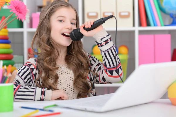 Ragazza che canta karaoke — Foto Stock