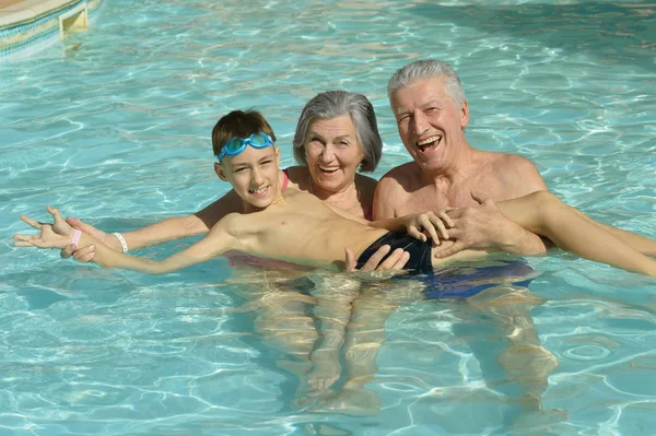 Grandparents with grandson in swimming pool — Stock Photo, Image