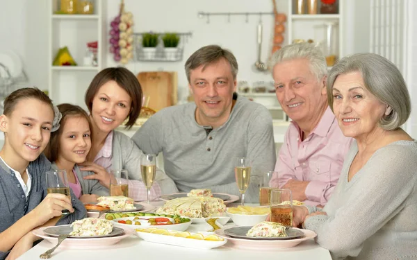 Aile birlikte kahvaltı yapıyor. — Stok fotoğraf