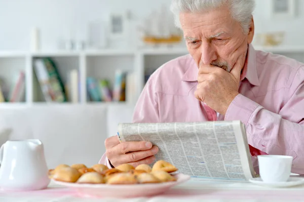 Hombre mayor leyendo periódico — Foto de Stock