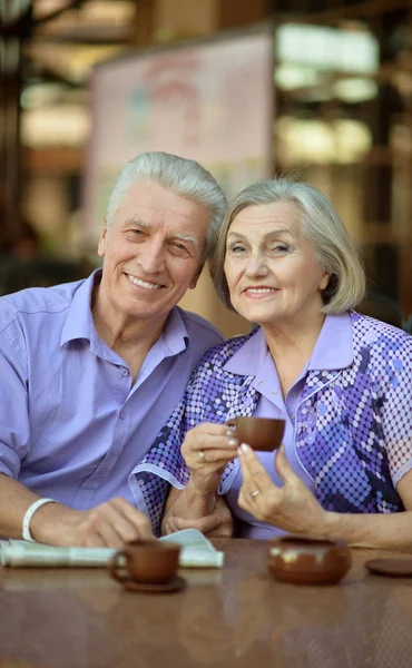 Seniorenpaar trinkt Tee — Stockfoto