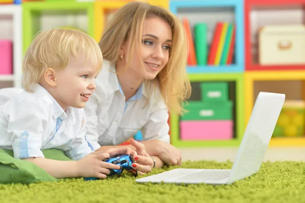 Mother and son using laptop — Stock Photo, Image