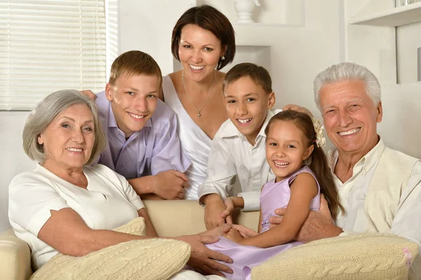Gran familia feliz sentado —  Fotos de Stock