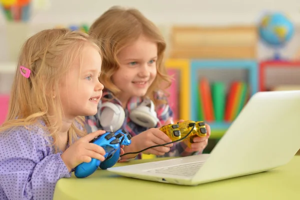 Дівчата грають в комп'ютерну гру — стокове фото