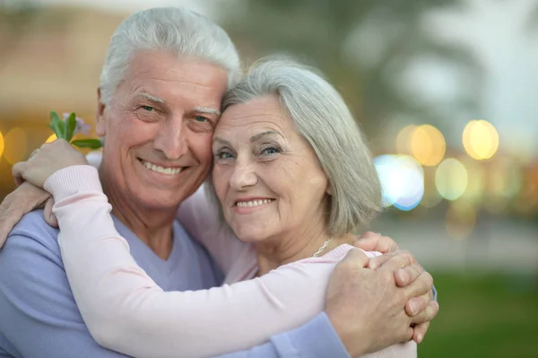 Couple  hugging  at  resort — Stock Photo, Image