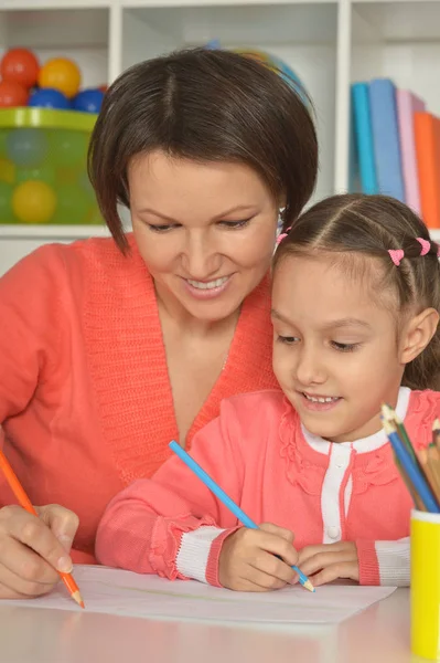 Mother and daughter drawing with pencils — Stock Photo, Image