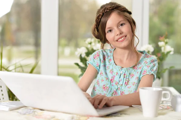 女孩使用现代笔记本电脑 — 图库照片