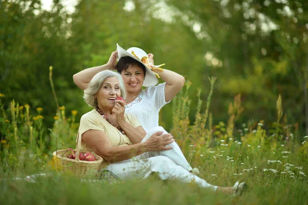 Două femei în vârstă care se odihnesc — Fotografie, imagine de stoc
