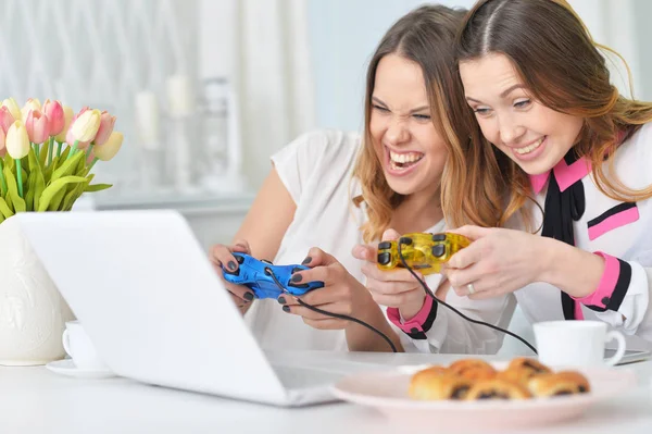 Jonge vrouwen spelen van computerspel — Stockfoto