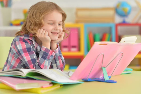 Piccola ragazza carina facendo homewok — Foto Stock