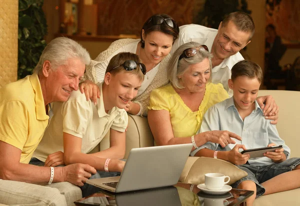 Familia sentada con dispositivos digitales —  Fotos de Stock