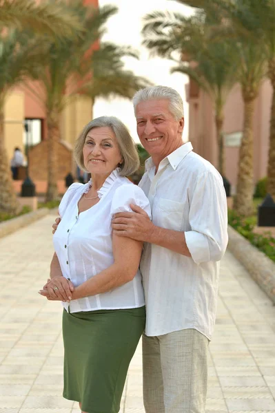 リゾートに年配のカップル — ストック写真