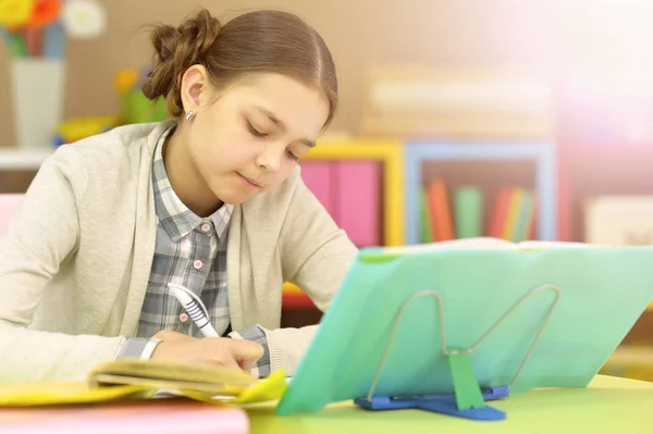 Écolière faisant des devoirs — Photo