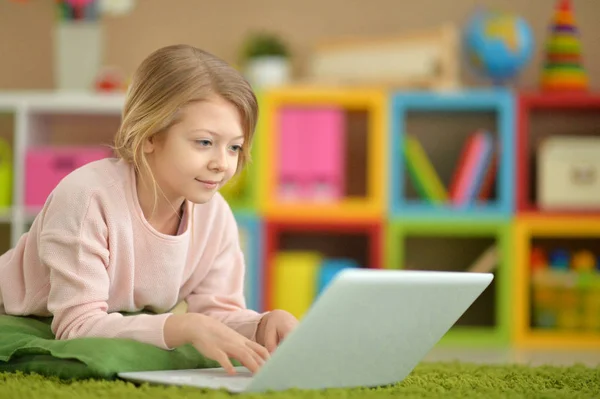 Flicka använder modern laptop — Stockfoto