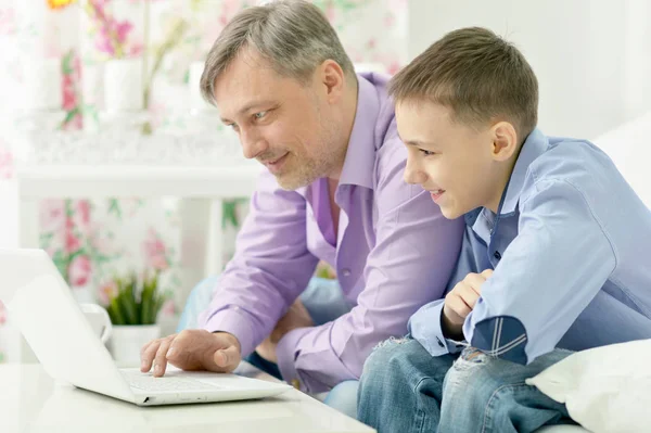 ノートパソコンを使う父と息子 — ストック写真